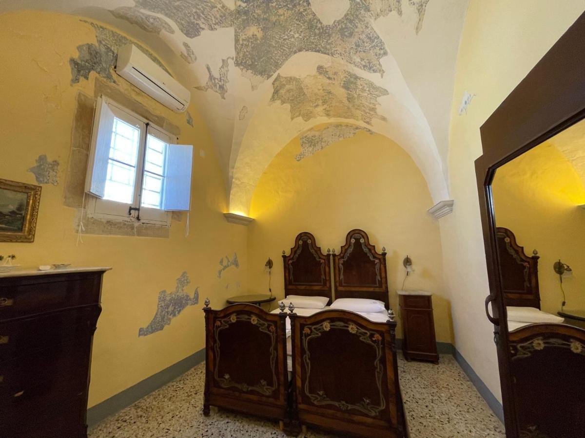 Palazzo De Carlo E Il Parco Dei 7 Pozzi Bed & Breakfast Lecce Exterior photo